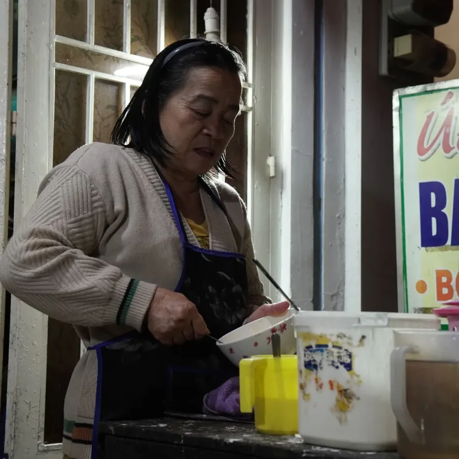 Bàn ăn tại Làng Hội Yên